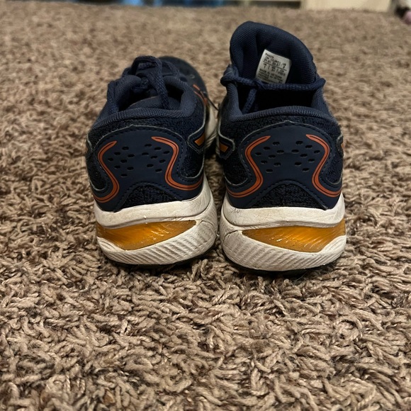 Boys ASICS running shoe - Picture 3 of 3